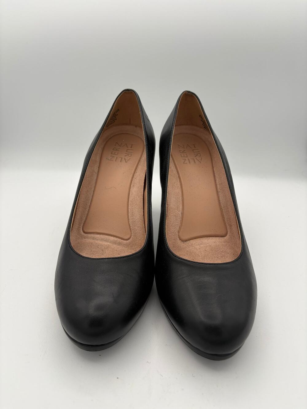 Women’s Naturalizer Size 8.5 Black Leather Pumps